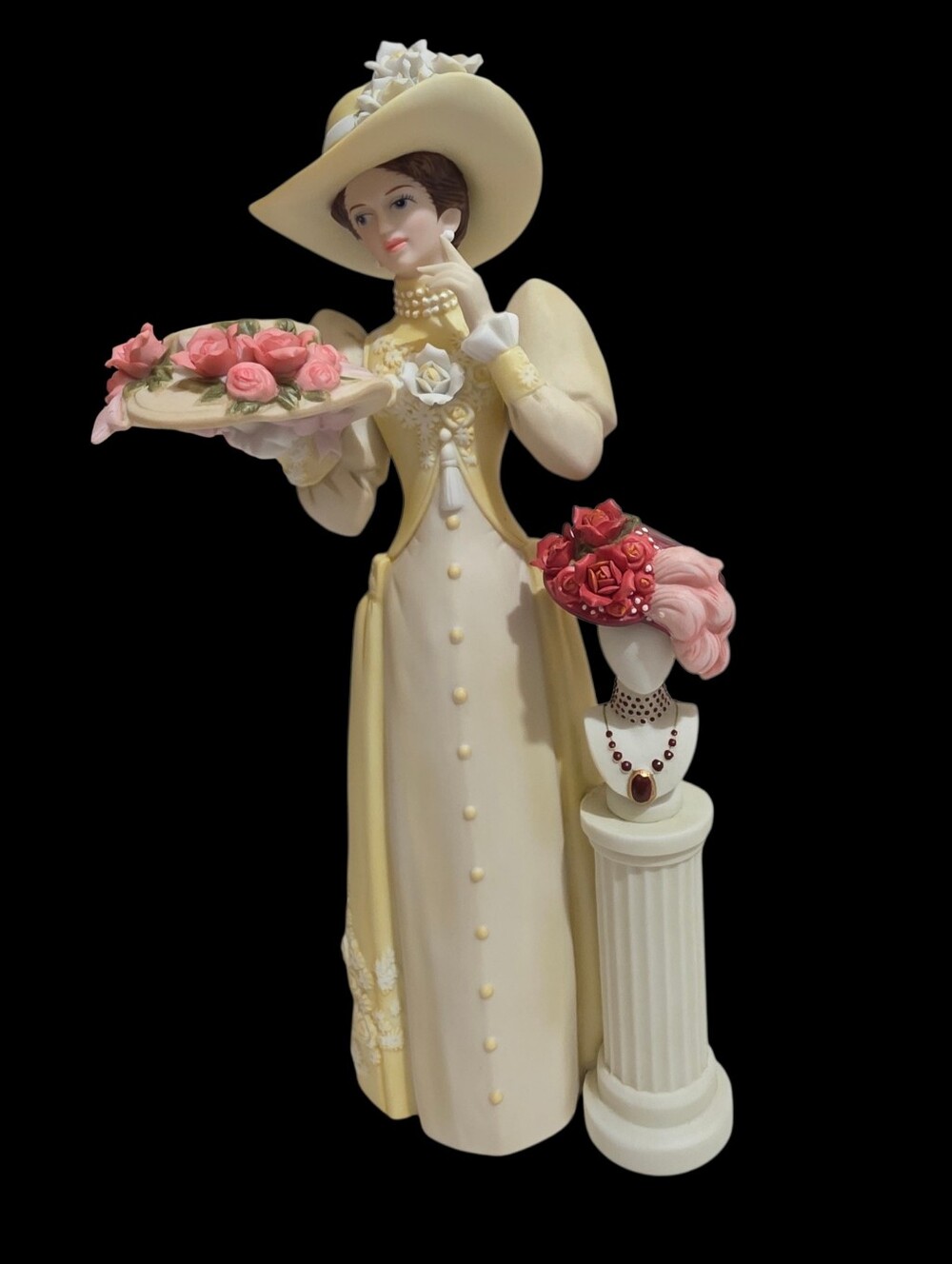 2005 Avon President's Club Mrs. Albee award figurine